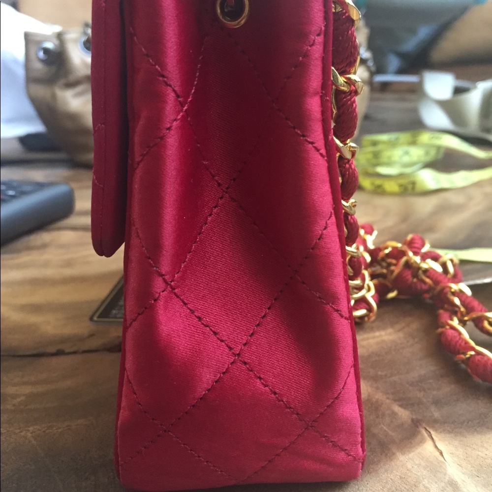 🔴🔴TRADED🔴🔴 Chanel red satin classic flap 24K - Picture 3 of 8
